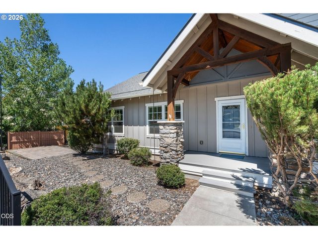 3551 Sw SALMON Ct, Redmond, OR 97756