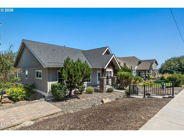 3551 Sw SALMON Ct, Redmond, OR 97756