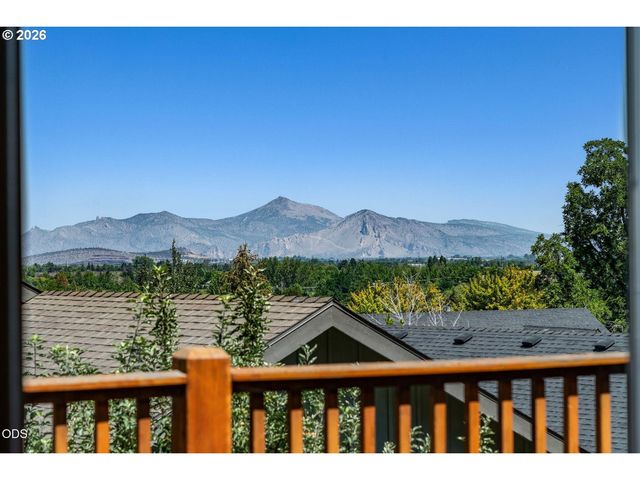 3551 Sw SALMON Ct, Redmond, OR 97756