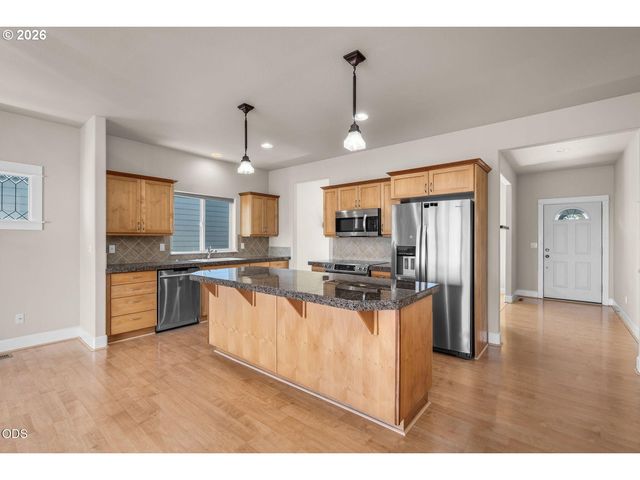 3551 Sw SALMON Ct, Redmond, OR 97756