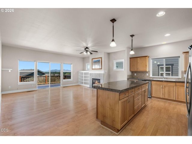 3551 Sw SALMON Ct, Redmond, OR 97756