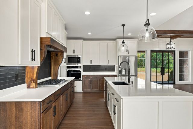 2264 Hogan Rd, Burns, TN 37029