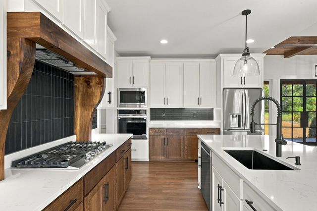 2264 Hogan Rd, Burns, TN 37029