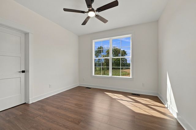 2264 Hogan Rd, Burns, TN 37029