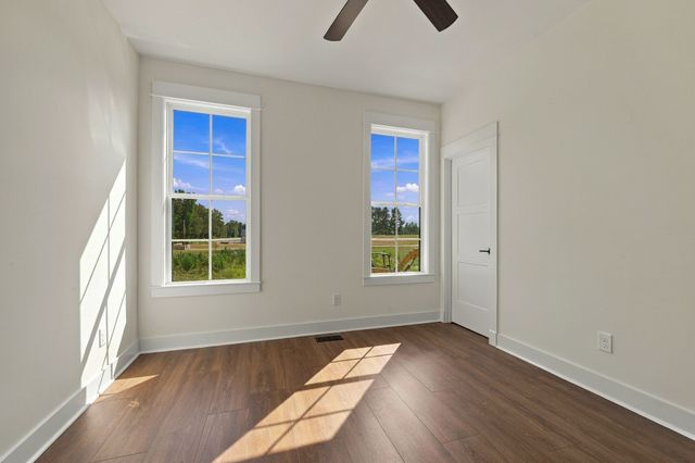 2264 Hogan Rd, Burns, TN 37029