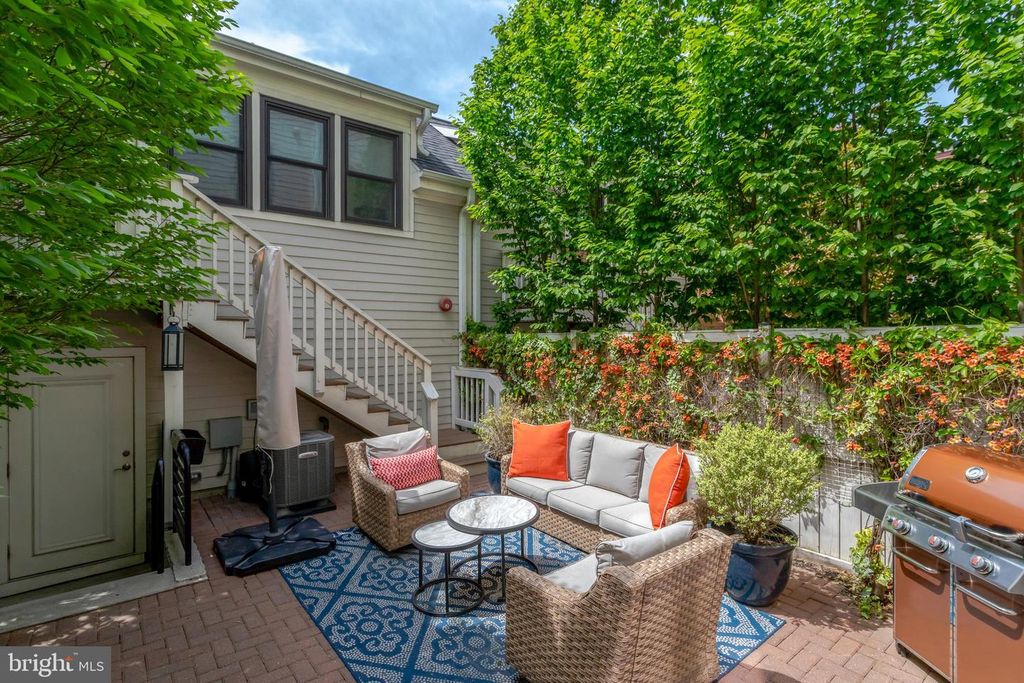 2104 MAIN LINE BLVD, Alexandria, VA 22301