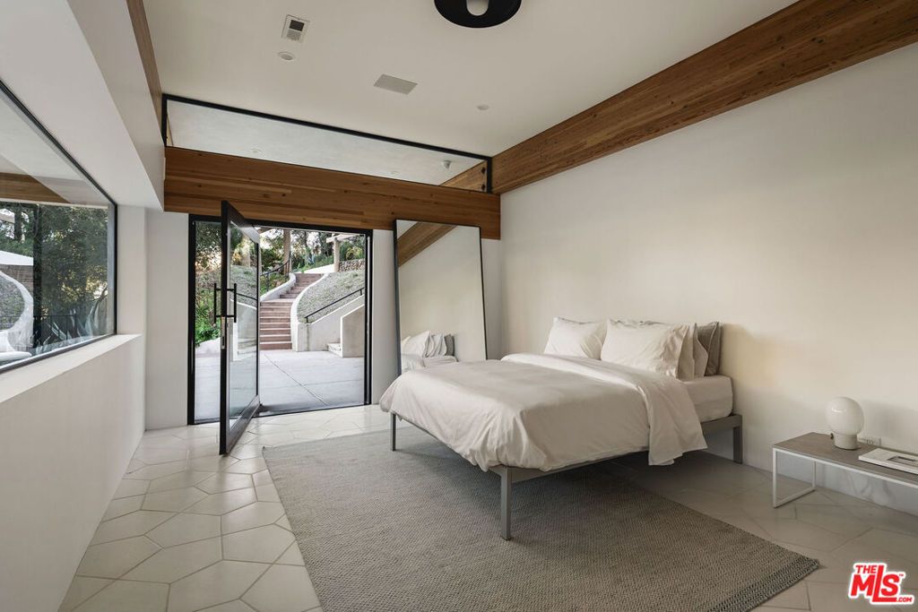 Image 25 of property listing at 2315 Live Oak Meadows Road, Malibu, CA 90265