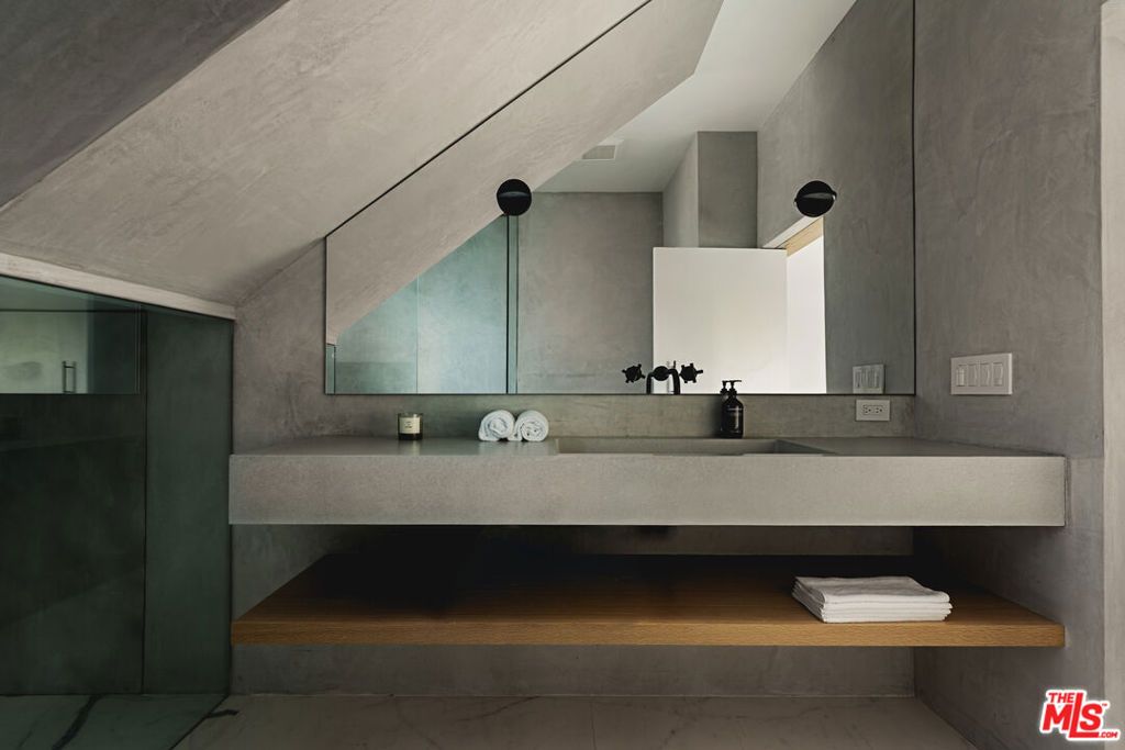 Image 27 of property listing at 2315 Live Oak Meadows Road, Malibu, CA 90265