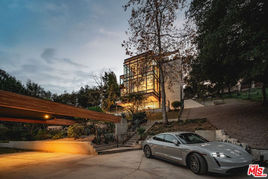 Image 32 of property listing at 2315 Live Oak Meadows Road, Malibu, CA 90265