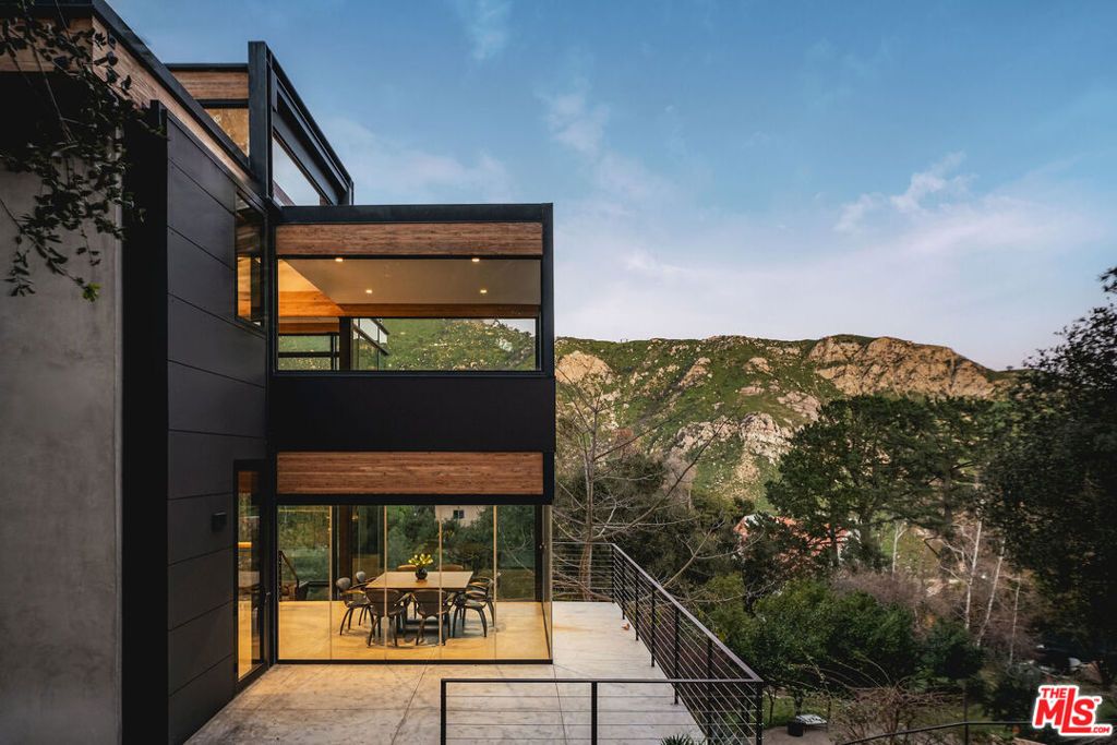 Image 4 of property listing at 2315 Live Oak Meadows Road, Malibu, CA 90265