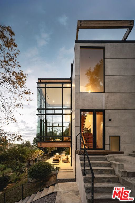 Image 5 of property listing at 2315 Live Oak Meadows Road, Malibu, CA 90265