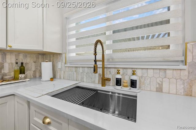 29510 Lyndon Street, Livonia, MI 48154