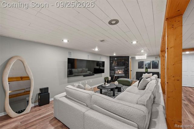 29510 Lyndon Street, Livonia, MI 48154