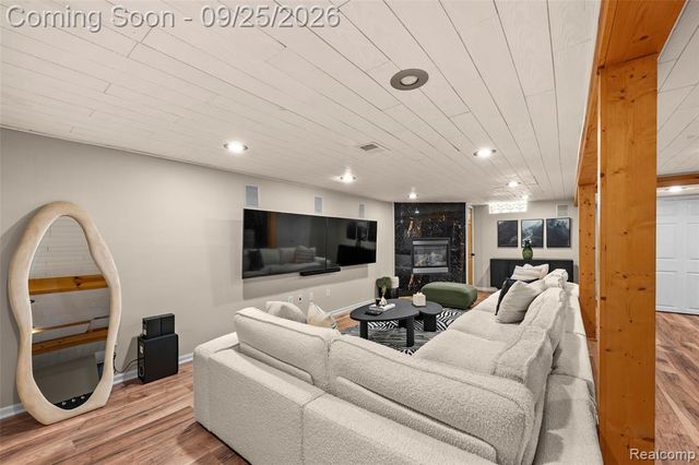 29510 Lyndon Street, Livonia, MI 48154