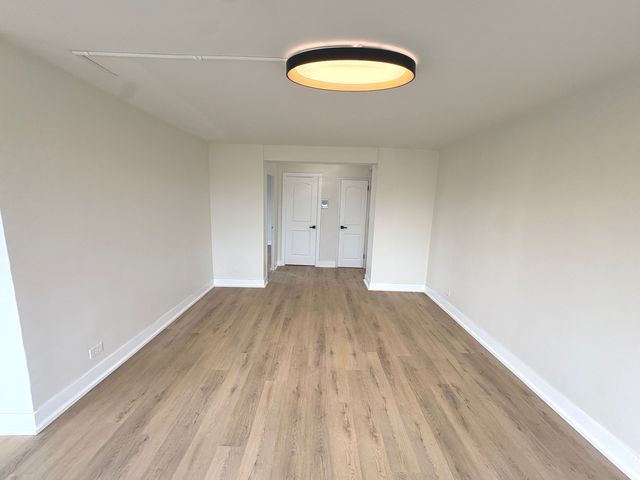 2600 W Balmoral Avenue 402, Chicago, IL 60625