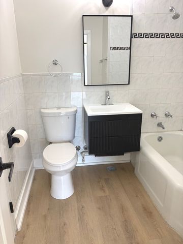 2600 W Balmoral Avenue 402, Chicago, IL 60625