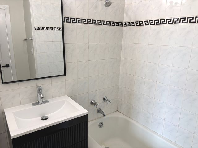 2600 W Balmoral Avenue 402, Chicago, IL 60625