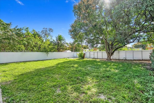 910 NW 133rd St, North Miami, FL 33168