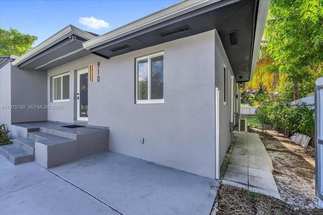 910 NW 133rd St, North Miami, FL 33168