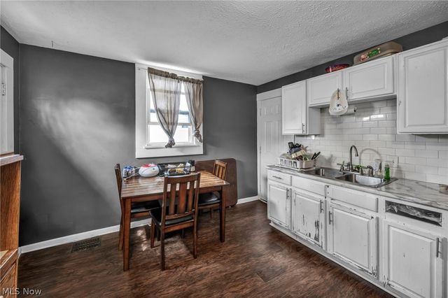 228 Gates, Elyria, OH 44035