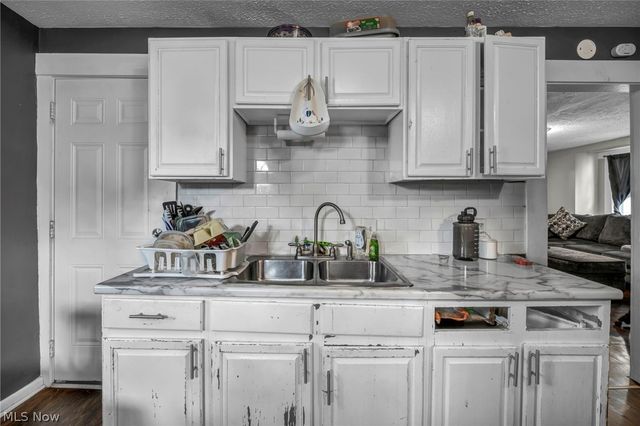 228 Gates, Elyria, OH 44035