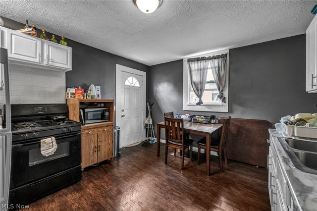 228 Gates, Elyria, OH 44035