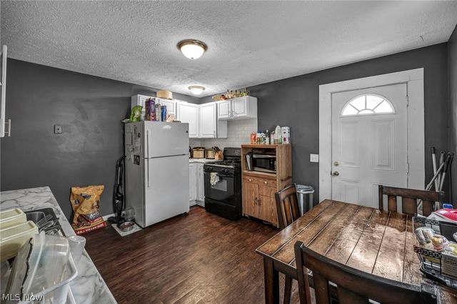 228 Gates, Elyria, OH 44035