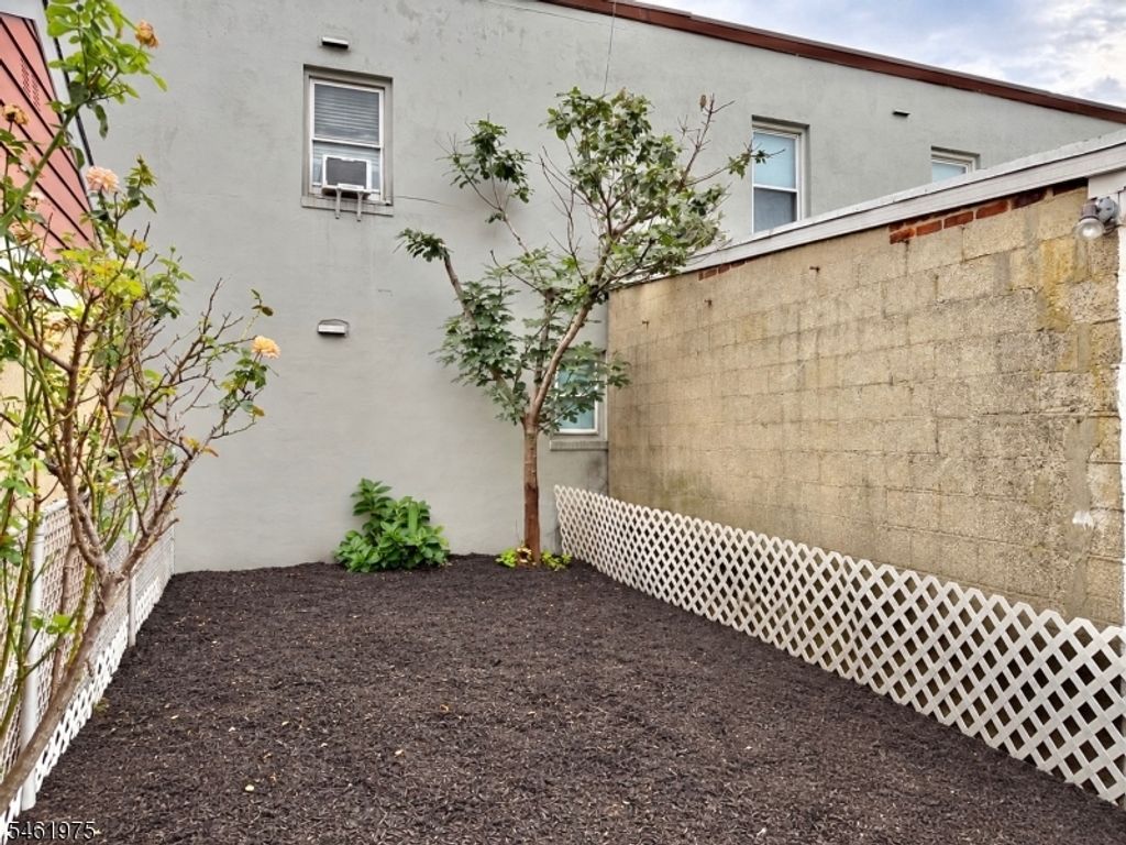 Image 6 of property listing at 53 Garrison St, Newark City, NJ 07105