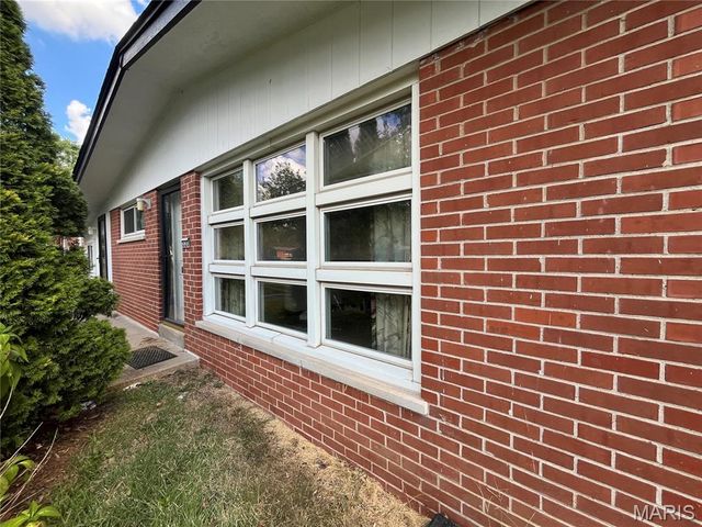 1320 Mendell Drive, University City, MO 63130