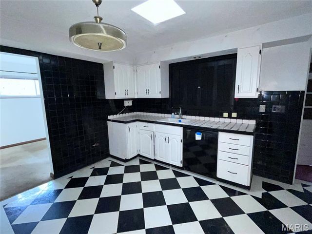 1320 Mendell Drive, University City, MO 63130