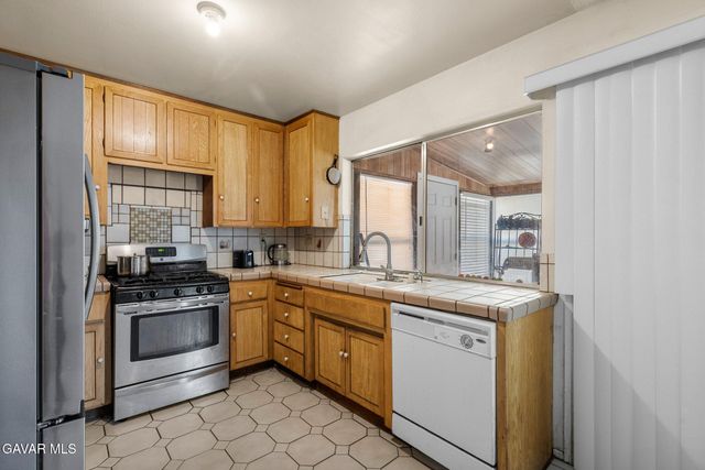 663 Eston Place, Lancaster, CA 93535