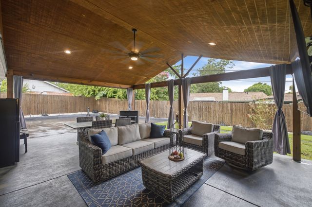 4905 Emerald Lake Drive, Fort Worth, TX 76103