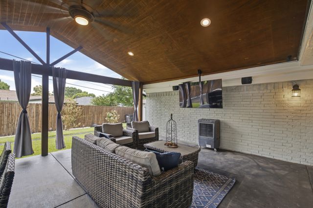 4905 Emerald Lake Drive, Fort Worth, TX 76103