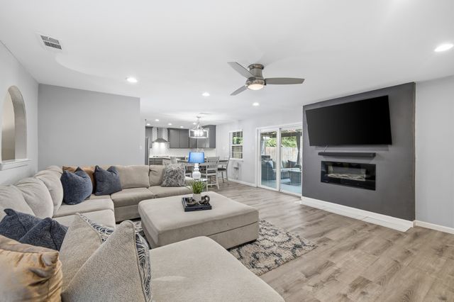 4905 Emerald Lake Drive, Fort Worth, TX 76103