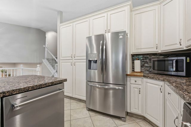 1055 E CASTLE ROCK RD, Sandy, UT 84094