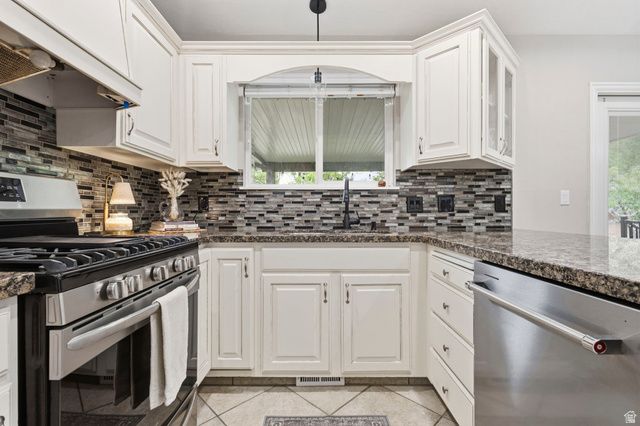 1055 E CASTLE ROCK RD, Sandy, UT 84094