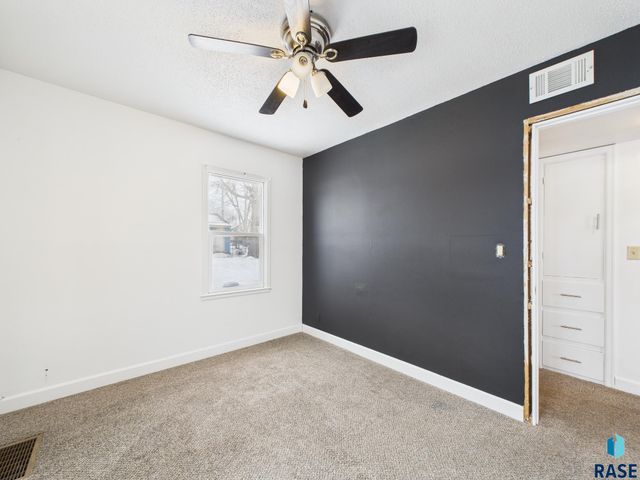 201 N Chicago Ave Avenue, Sioux Falls, SD 57103