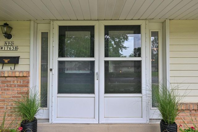 N90W17638 St. Francis DRIVE, Menomonee Falls, WI 53051