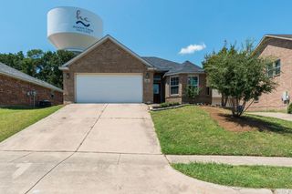 912 Hidden Oaks Drive, Burleson, TX 76028