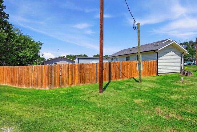 201 Spring Valley Circle, Azle, TX 76020