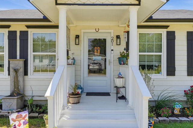 201 Spring Valley Circle, Azle, TX 76020