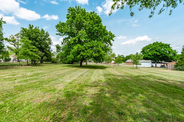 110 Brookhaven Dr, Gallatin, TN 37066