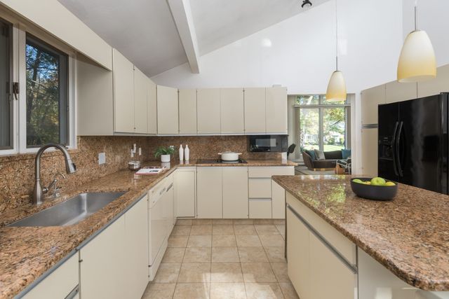 16 Midland Rd, Lynnfield, MA 01940