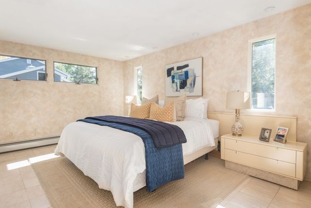 16 Midland Rd, Lynnfield, MA 01940