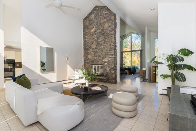 16 Midland Rd, Lynnfield, MA 01940