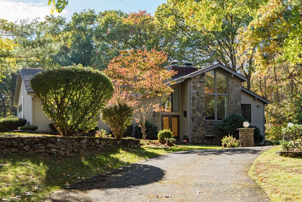 16 Midland Rd, Lynnfield, MA 01940