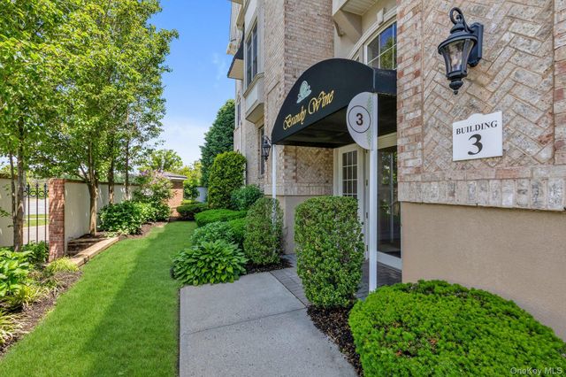 236 Roosevelt Way 3306, Westbury, NY 11590