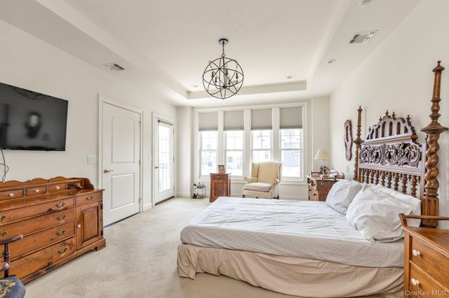 236 Roosevelt Way 3306, Westbury, NY 11590