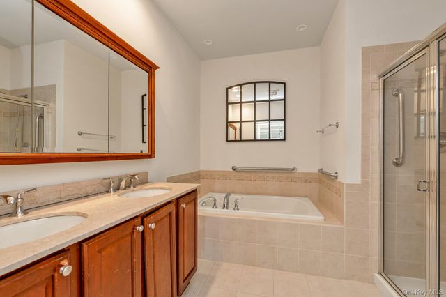 236 Roosevelt Way 3306, Westbury, NY 11590