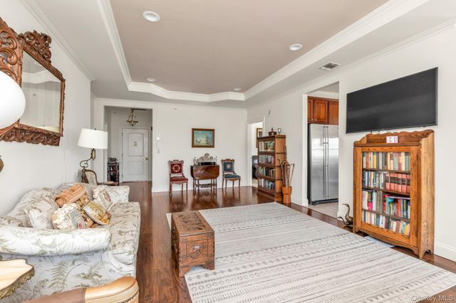 236 Roosevelt Way 3306, Westbury, NY 11590